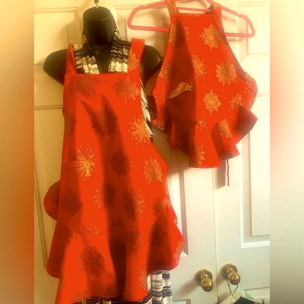 NWT Mother & Daughter Set Holiday Aprons